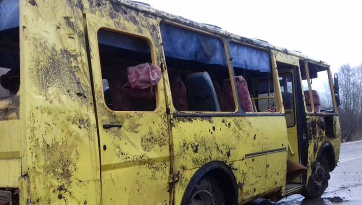 Трое детей пострадали при опрокидывании автобуса в Псковской области