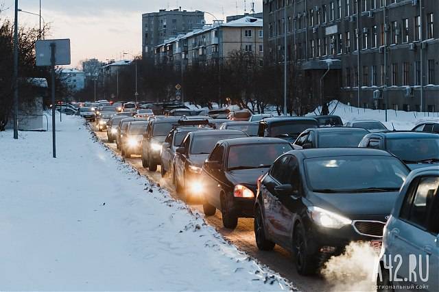 В Кемерове пробки парализовали движение на ключевых улицах