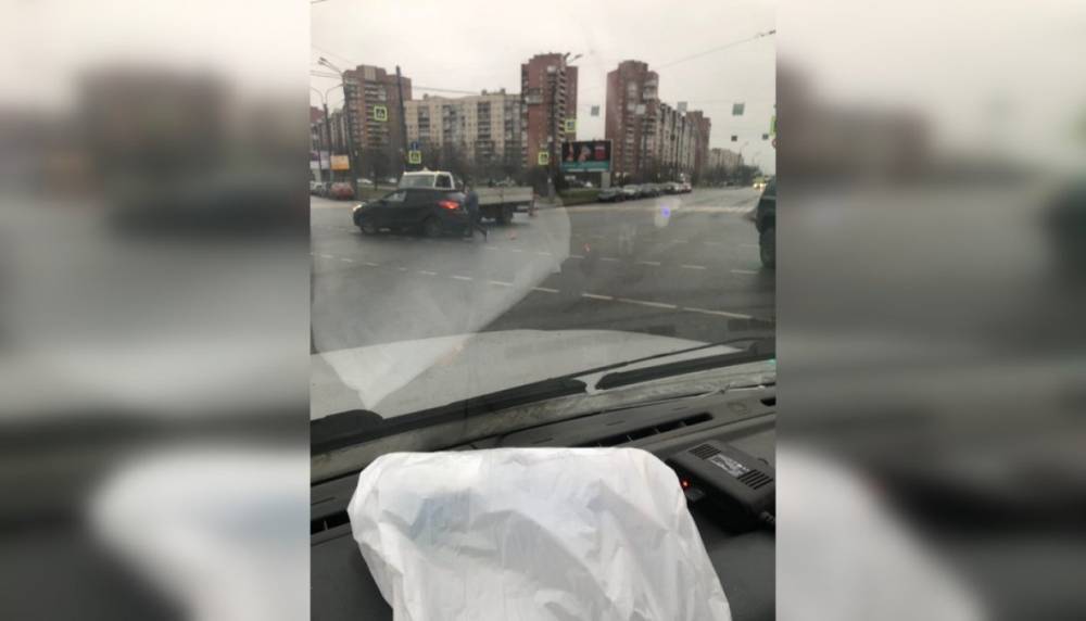 Учебный эвакуатор не справился с заданием и въехал в кроссовер в Невском районе
