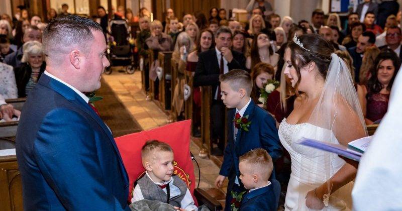 Молодожены узнали, что их сыну осталось жить месяц — и перенесли свадьбу на год, чтобы тот увидел родителей у алтаря