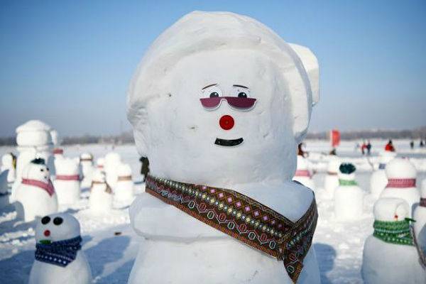 В китайском «ледяном городе» слепят 2020 снеговиков