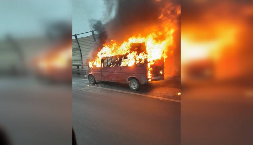 Микроавтобус сгорел дотла на КАД в районе Вантового моста