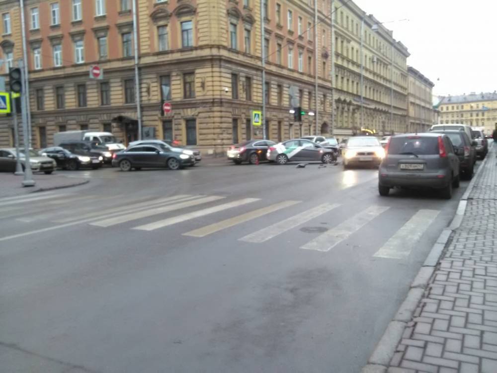 Неработающий светофор стал причиной аварии на пересечении Шпалерной и Гагаринской