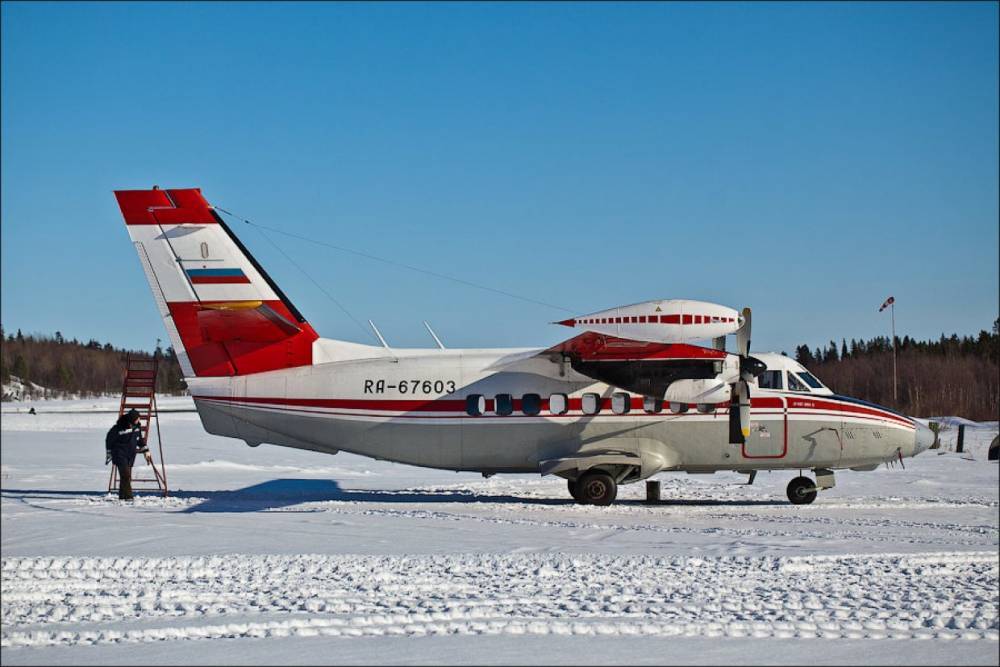 Первый самолет приземлился в Соловках на отремонтированную взлетную полосу