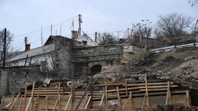 Аксенов рассказал о ходе реконструкции Митридатских лестниц в Керчи