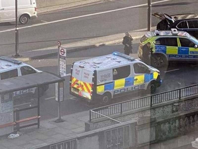 Неизвестный с ножом напал на прохожих в Лондоне