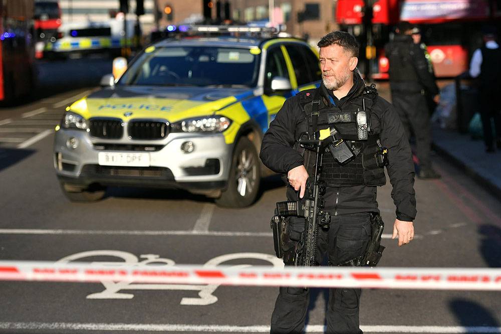 В Лондоне на мосту мужчина напал с ножом на прохожих, есть пострадавшие