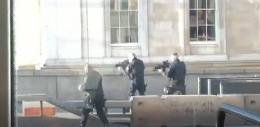 В центре Лондона неизвестный напал с ножом на прохожих