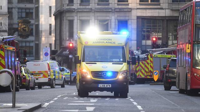 Подозрение на теракт в Лондоне: вооруженный ножом человек напал на прохожих