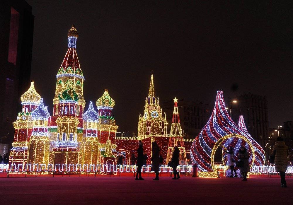 Самый большой елочный шар в мире начали собирать на Поклонной горе в Москве