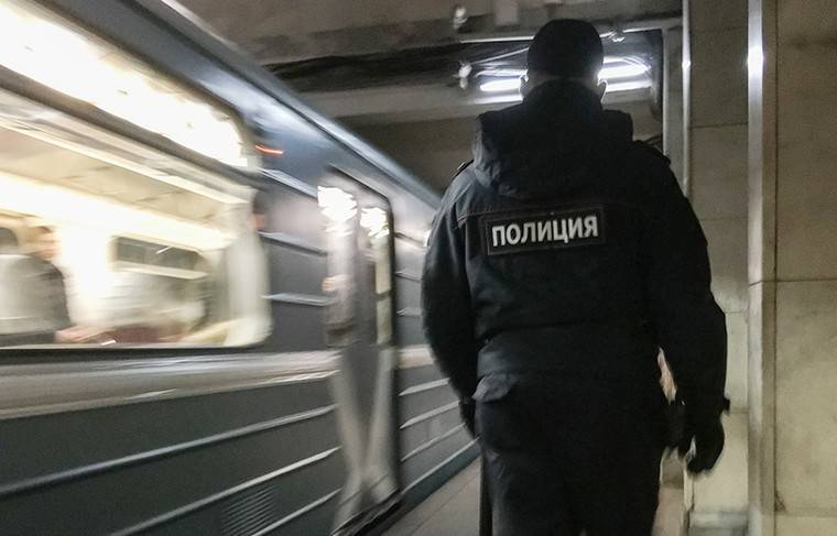 Мужчина ударил ножом полицейского в московском метро