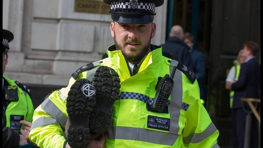 Полиция задержала напавшего с ножом на прохожих на Лондонском мосту в Великобритании