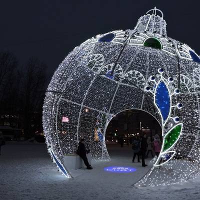 В Москве на Поклонной горе установили новогодний 20-метровый шар