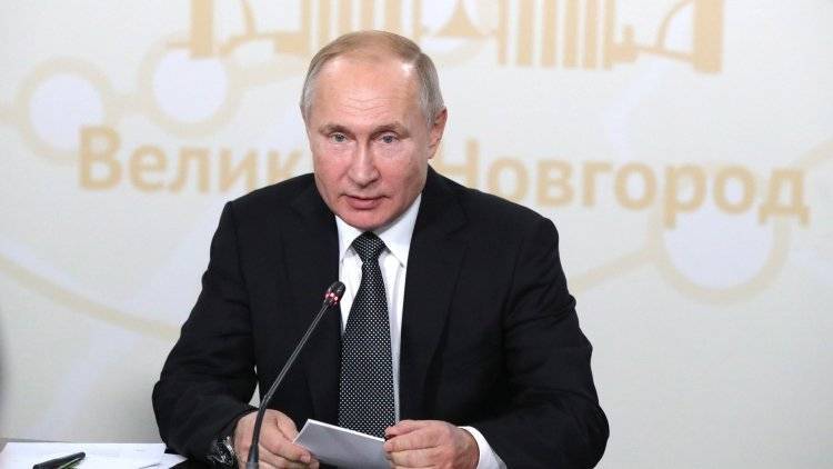 Путин надеется, что понятие «мама» никогда не заменят на «родитель номер 1» в России