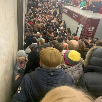 Вход на станцию "Площадь Восстания" в Петербурге закрыли из-за ажиотажа в "черную пятницу"