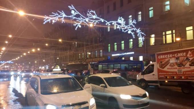 Видео: на Литейном проспекте новогоднее украшение остановило движение троллейбусов