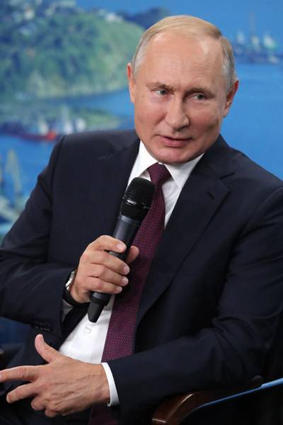 Путин выразил надежду, что "родитель №1" никогда не заменит "маму"