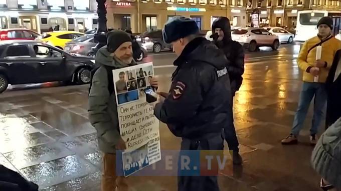 В Петербурге прошла серия одиночных пикетов в поддержку политических заключенных