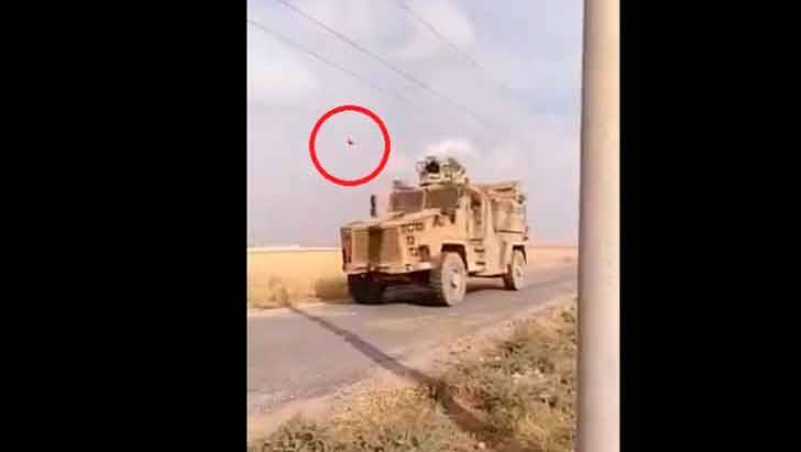 Курдские жители кидают гнилыми помидорами в турецкие бронеавтомобили – видео