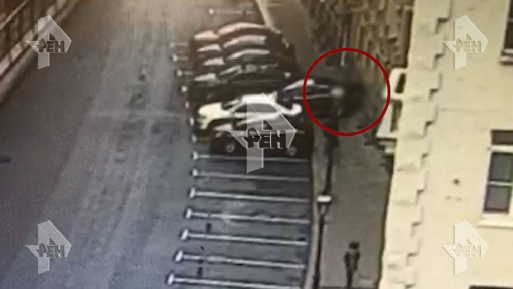 Камеры сняли, как автомобиль сбил мужчину на парковке мэрии в Москве