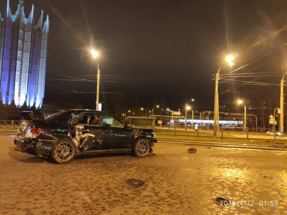 Горе-гонщик на Subaru протаранил ограждение напротив Сада Бенуа