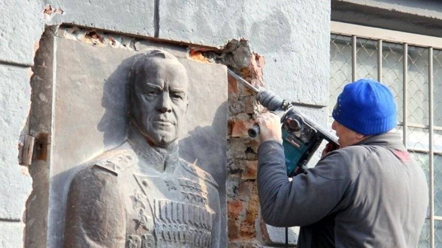 Акция «Реквием по Жукову» прошла в Одессе возле демонтированного барельефа