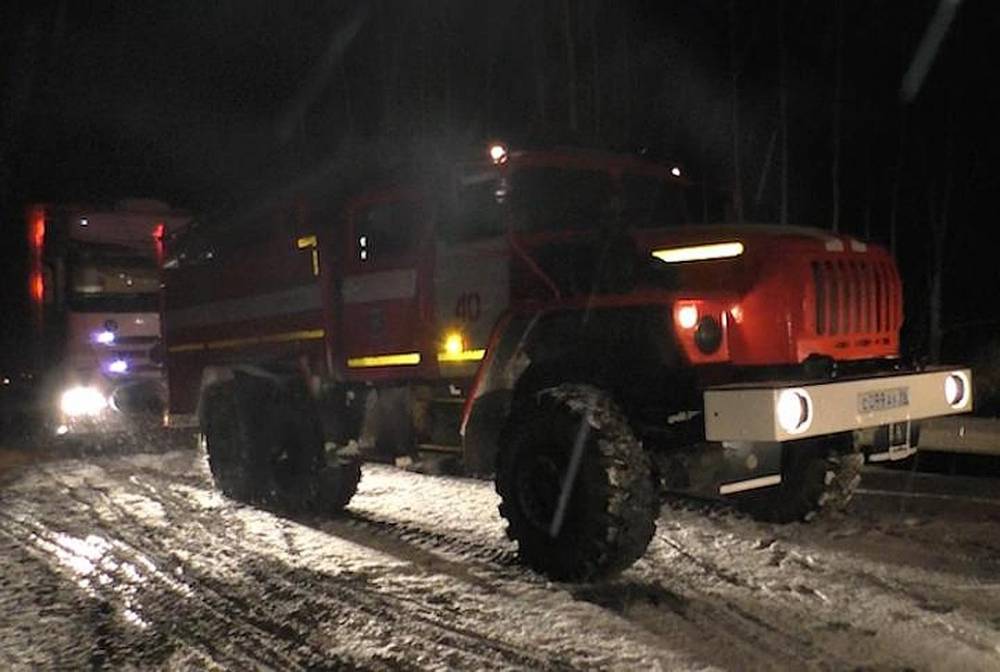 Застрявшая в снегу фура заблокировала трассу между городами на Урале
