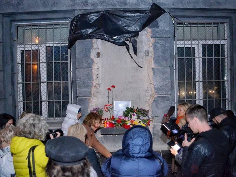 Одесситы организовали акцию против уничтожения барельефа Жукову