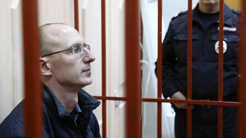 СК РФ показал, как признавший вину Новиков ударил полицейского на незаконном митинге