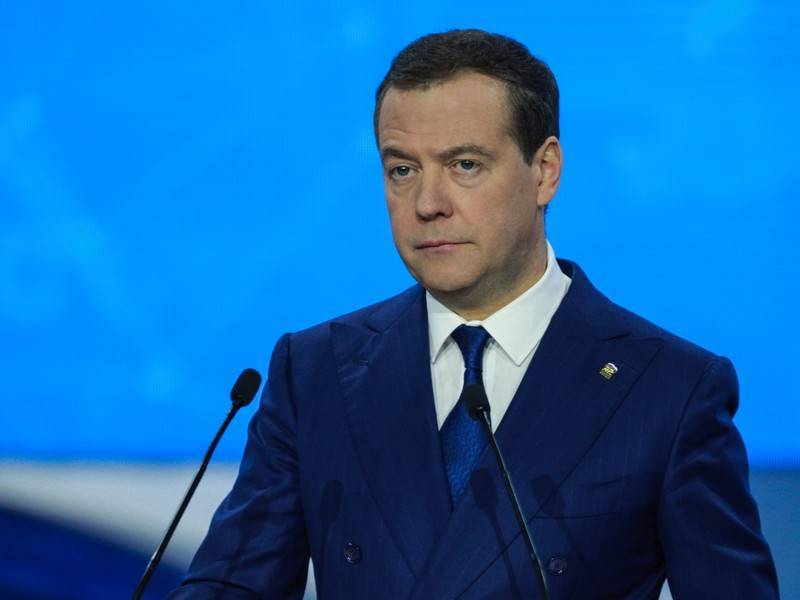 Медведев прибыл в Ташкент на заседание Совета глав правительств ШОС