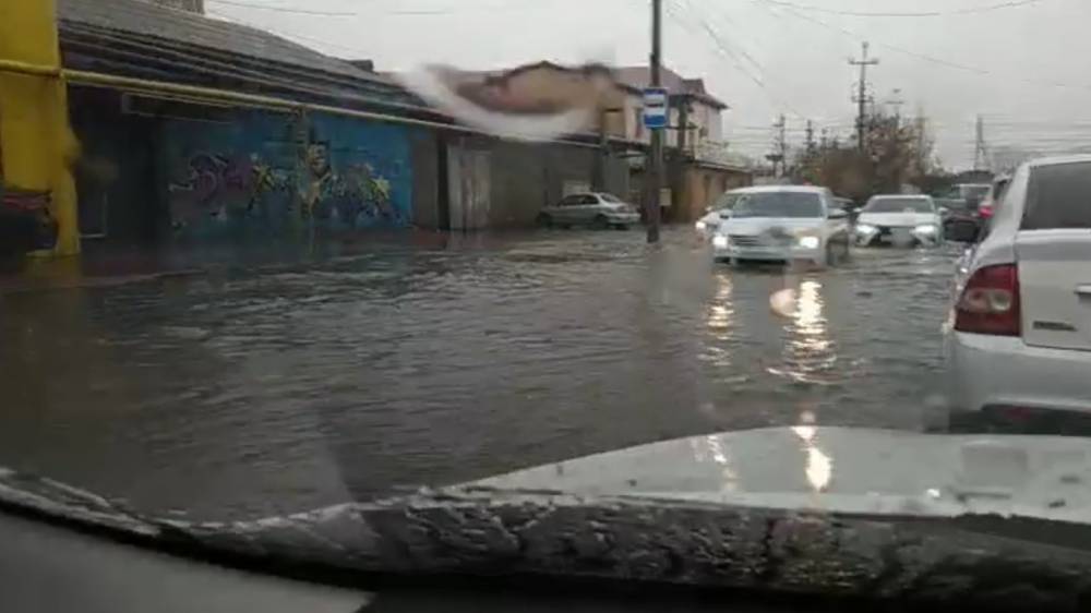 Улицы Махачкалы парализованы из-за сильных дождей и фонтана из-под земли