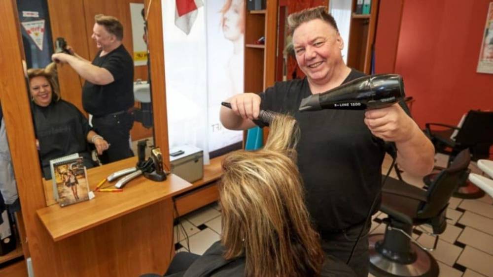 Возраст не помеха переменам: в 51 год Бодо выучился на парикмахера и кардинально сменил профессию
