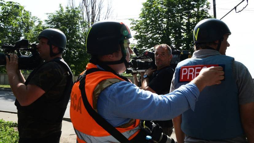 «По-прежнему подвергаются насилию»: МИД России призвал жёстче реагировать на давление Киева на журналистов