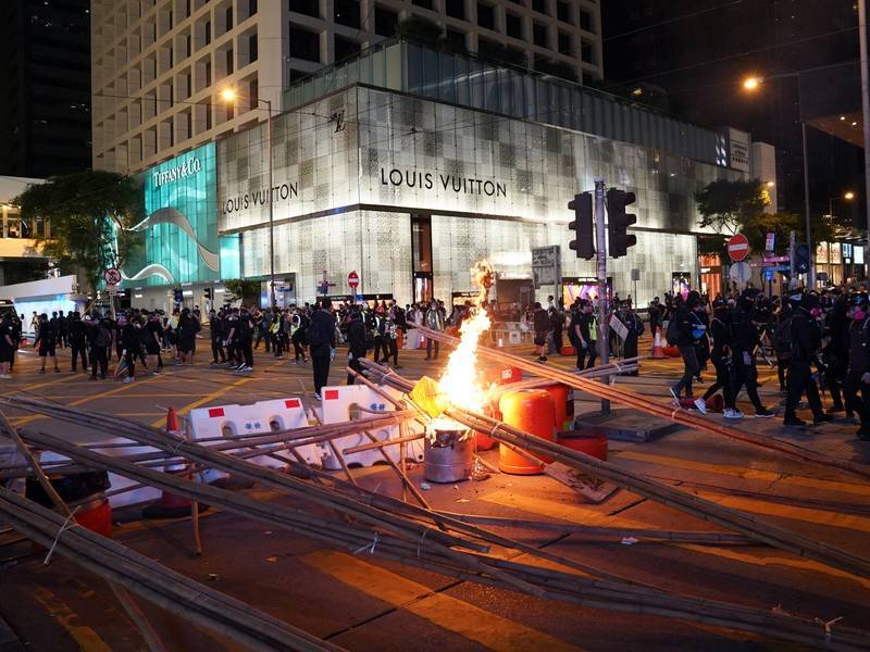 На акциях протеста в Гонконге пострадали 17 человек