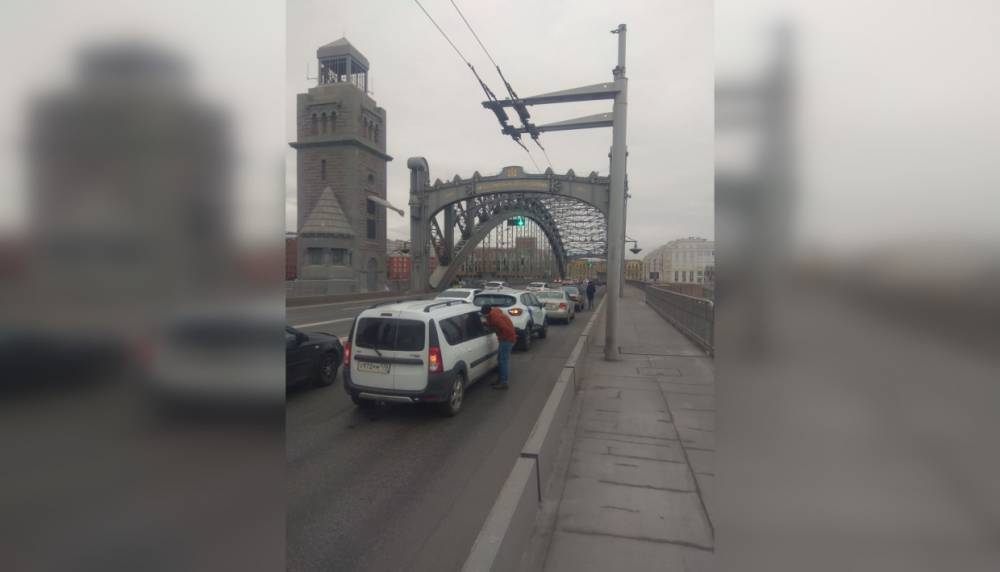 На Большеохтинском мосту собрался «паровозик» из пяти автомобилей