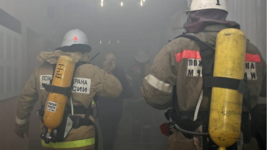 Многоэтажный склад загорелся в Жуковском — видео