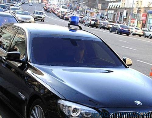 На парковке мэрии Москвы служебное авто сбило пешехода, пишут СМИ