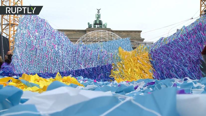 30 тысяч мыслей о свободе: в Германии появилась инсталляция к 30-летию падения Берлинской стены