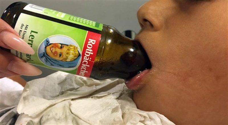 Язык мальчика из Германии застрял в бутылке с виноградным соком, когда он пытался выпить последнюю каплю