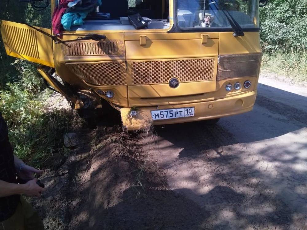 В Гатчинском районе Chevrolet въехал в автобус после столкновения с Hyundai Solaris