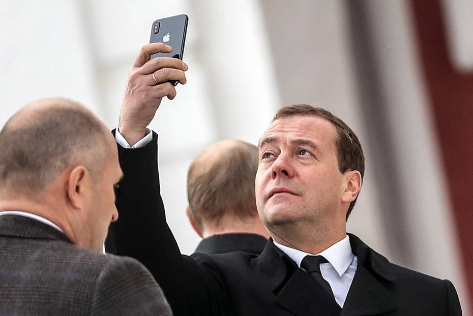 Медведев: Россия входит в первую пятерку стран по числу пользователей смартфонов