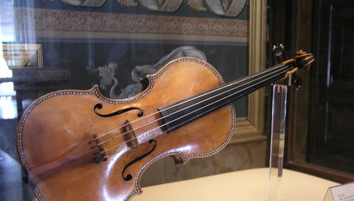 Британскому музыканту вернули забытую им в поезде драгоценную скрипку