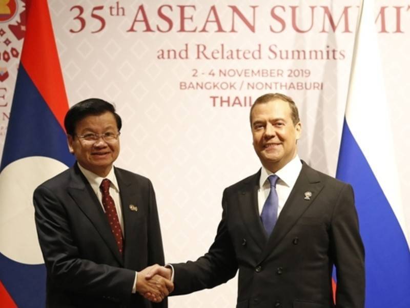Медведев встретился с премьером Лаоса в Бангкоке