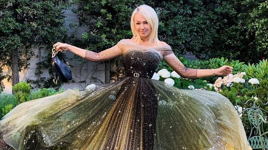 Видео: Рудковская в роскошном платье эффектно позирует на стремянке фотографам