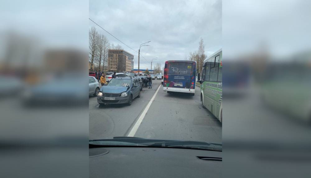 Массовое ДТП заблокировало проезд по проспекту Энергетиков в сторону метро «Ладожская»