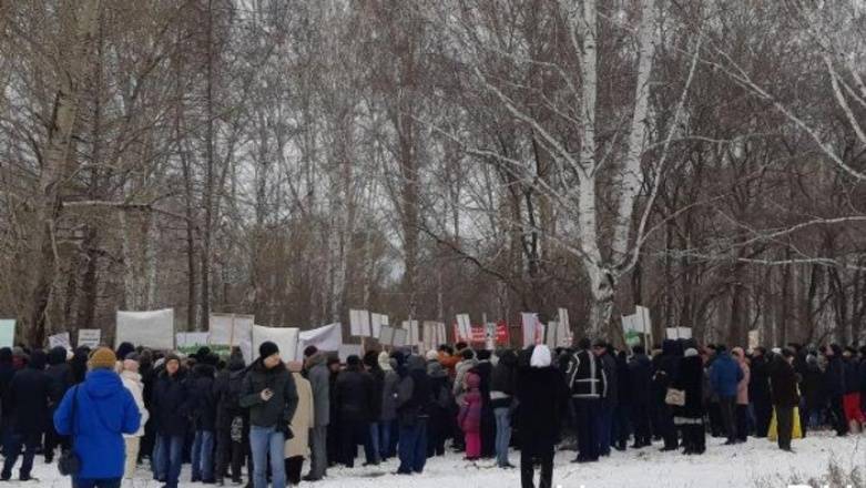 Жители Екатеринбурга митингуют против строительства мусорного полигона