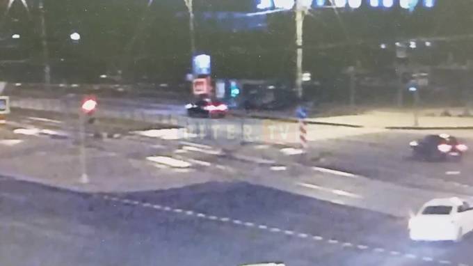 Водитель пробил ограждение на Светлановском проспекте