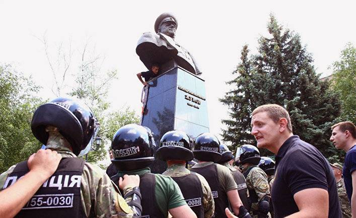 News One (Украина): Зеленский руками радикалов уничтожил памятник Жукову, на который не поднялась рука у Порошенко и Саакашвили