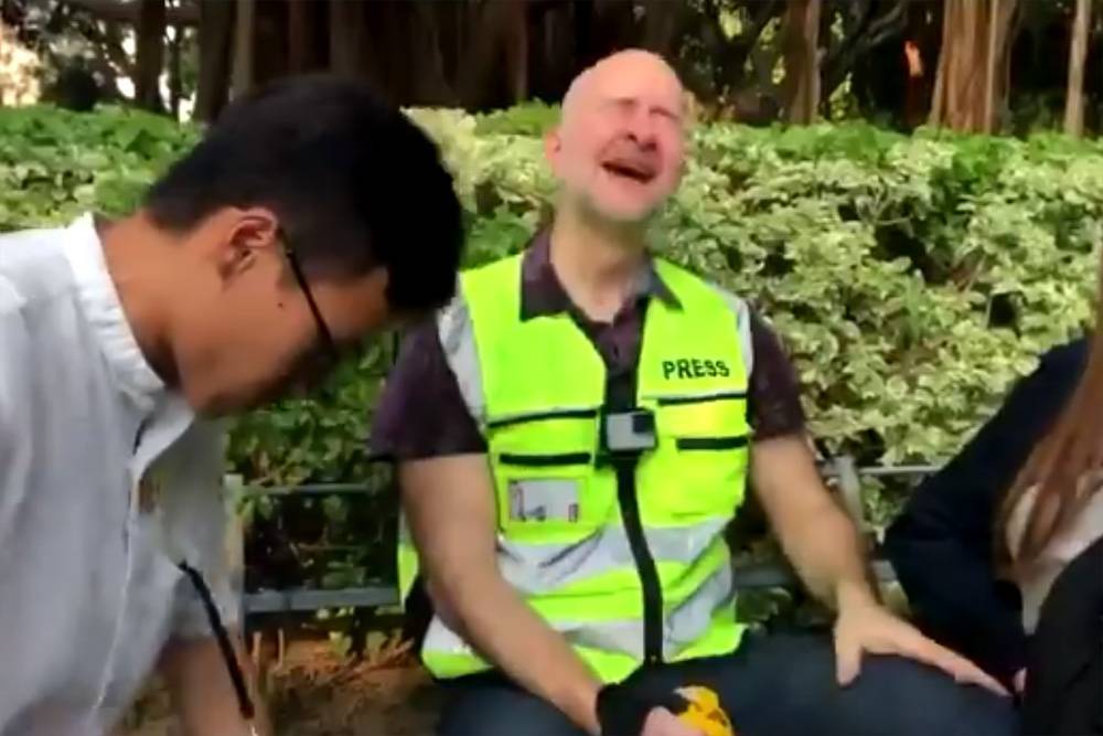 Корреспондент RTVI пострадал от слезоточивого газа при разгоне демонстрации в Гонконге