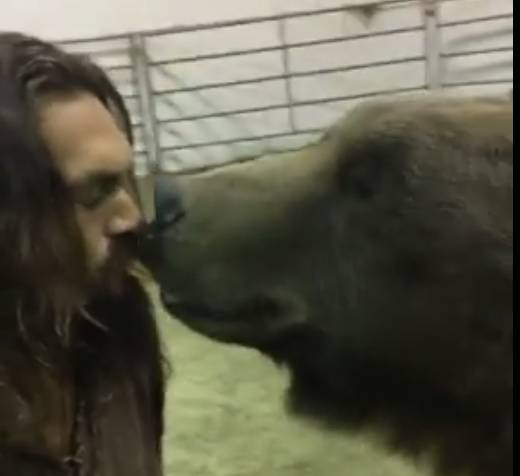 Видео: звезда "Игры Престолов" покормил медведя печеньем из своего рта